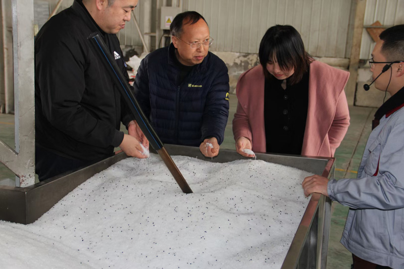 三門(mén)峽市陜州區(qū)水利局張局長(zhǎng)，自來(lái)水公司趙總經(jīng)理等人蒞臨陜西甘霖實(shí)業(yè)公司考察指導(dǎo)工作